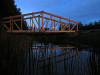 Несущая конструкция дома-моста полностью изготовлена из дерева
