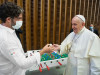 Папа Римский Франциск играет&nbsp;в настольный футбол с одним из верующих