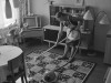 Домохозяйка во&nbsp;время уборки комнаты. 1968 год