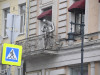 Москва во время пандемии. Живая скульптура &laquo;Музыкант на балконе дома&raquo;
