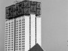 29 марта 1990 года. Вертолет &laquo;МИ-10К&raquo; во время установки фасадных блоков на специальную площадку крыши здания Академии наук СССР, сооружаемого на Гагаринской площади