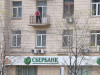 Москва. Мужчина на балконе во время режима самоизоляции в период пандемии коронавируса COVID-19
