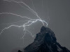Победитель в номинации &laquo;Ночной пейзаж&raquo;. Автор наблюдал за молниями, пронзающими небо над Маттернхорном (Швейцария), на протяжении 30 минут, пока не запечатлел, как два разряда соединились у вершины горы