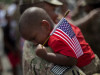 16 сентября 2014 года. Сержант первого класса Гэбриел Хикс держит на руках своего двухлетнего сына после возвращения из Афганистана