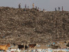 Дети играют на горах мусорной свалки Деонар