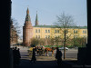 Вид на Кремль из арки здания на Моховой улице, где в 50-х годах прошлого века располагалось американское посольство