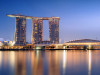 4. Marina Bay Sands


	Сингапур
	Стоимость строительства: $5,5 млрд




Отель Marina Bay Sands можно назвать визитной карточкой Сингапура: комплекс из трех башен, накрытых огромным бассейном, появляется на большинстве панорамных фотографий города-государства. В гостинице площадью 120 тыс. кв. м находится 2,5 тыс. номеров &mdash; но это далеко не главное. Marina Bay Sands привлекает туристов самым длинным высотным бассейном в мире: при протяженности 146 м он вмещает 1,5 тыс. куб. м воды, при этом купальщикам открывается панорамный вид на весь Сингапур.

