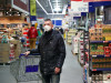 Покупатель у витрины с продовольственными товарами в супермаркете METRO. Ранее многие торговые центры ввели новые меры для ограничения концентрации посетителей из-за угрозы распространения коронавируса COVID-19