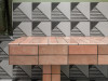 Самодельная скамья облицована керамической плиткой Equipe коллекции Artisan, пол и фрагмент стены&nbsp;&mdash; Equipe Caprice deco Origami. Стена окрашена краской Historie &amp; Harmonie

