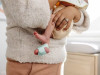 В носочках от Owlet Smart Sock используется технология пульсоксиметрии для контроля частоты сердечных сокращений малыша. Это помогает убедиться, что сон и дыхание ребенка не прерываются. Носки синхронизируются со смартфоном и передают данные в режиме реального времени.