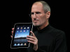 Генеральный директор Apple Стив Джобс держит в руках новый iPad во время выступления на специальном мероприятии Apple в 2010 году.