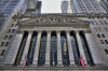 Нью-Йоркская фондовая биржа в Нью-Йорке (США) — крупнейшая в мире фондовая биржа по совокупной рыночной капитализации зарегистрированных на ней компаний</p>
<p>» width=»» height=»» /></p>
<p>Нью-Йоркская фондовая биржа в Нью-Йорке (США) — крупнейшая в мире фондовая биржа по совокупной рыночной капитализации зарегистрированных на ней компаний</p>
<p>(Фото: Wikimedia Commons )</p>
<p>Американская биржа NYSE формально работает с 1792 года — 230 лет. Нью-Йоркская фондовая биржа является крупнейшей фондовой биржей в мире с капитализацией фондового рынка чуть более $27,2 трлн по состоянию на март 2022 года. Компании, котирующиеся на NYSE, пользуются большим доверием инвесторов, потому что должны соответствовать требованиям первоначального листинга. В частности, акционерный капитал компании должен составлять не менее $50 млн и выполнять требования ежегодного обслуживания. Чтобы продолжать торговаться на бирже, компании должны удерживать цену выше $1 за акцию. По состоянию на май 2022 года на NYSE торгуются акции 7427 компаний.</p>
<h3><span class=