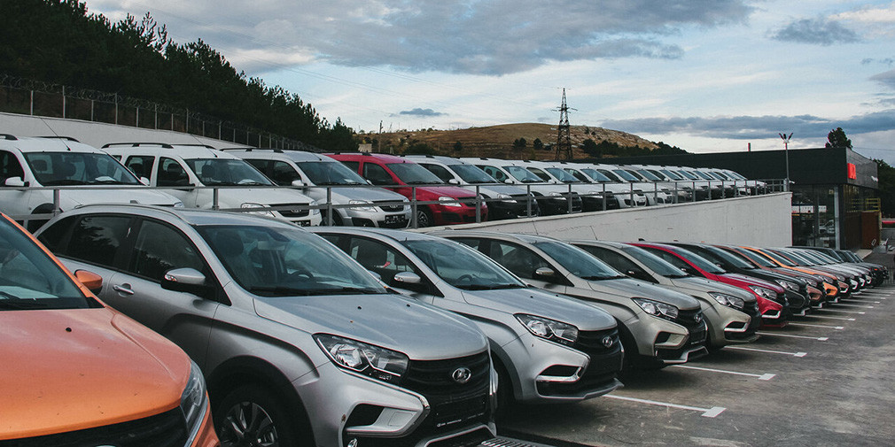 АвтоВАЗ поднял цены на все модели Lada