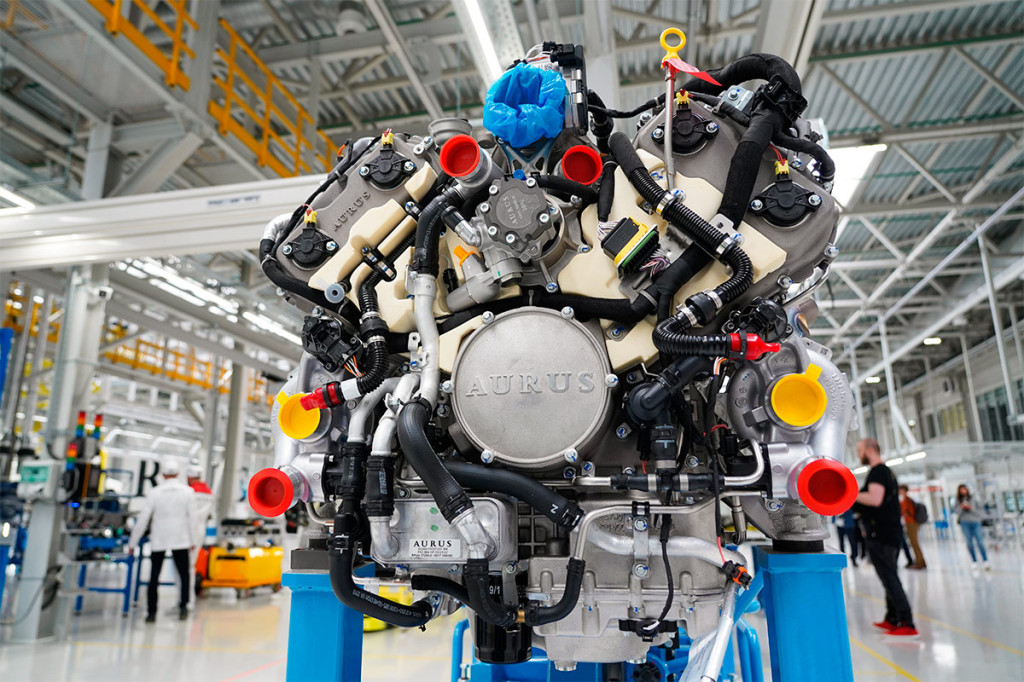 <p>Aurus комплектуется гибридным силовым агрегатом на базе бензинового 4,4 V8. Двигатель выдает 598 л.с. и 880 Нм крутящего момента. Силовая установка работает в паре с 9-ступенчатой автоматической коробкой передач.</p>