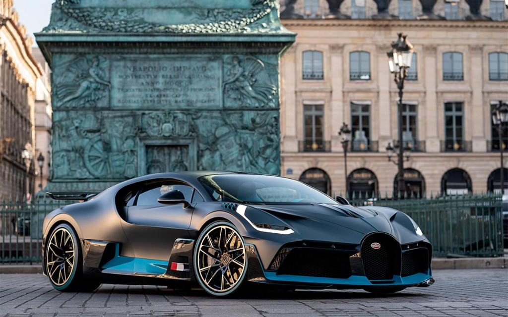 Bugatti Divo</p><p>» /><br /> Bugatti Divo</p><ul><li>Цена: $5,8 млн (456,7 млн руб.)</li><li>Мощность мотора: 1500 л.с.</li><li>Максимальная скорость: 380 км/ч</li></ul><p>Гиперкар Bugatti Divo, выпущенный тиражом в 40 экземпляров, назвали в честь знаменитого французского гонщика 1930-х годов Альбера Диво. Машину создали на базе модели Chiron, но при этом для Divo разработали совершенно другую переднюю часть кузова с расширенным передним спойлером и увеличенными воздухозаборниками. В движение Bugatti Divo приводит тот же 8,0-литровый двигатель W16 с четырьмя турбинами, развивающий 1500 лошадиных сил.</p><p>Автомобиль способен ускоряться с места до «сотни» за 2,4 сек., а его максимальная скорость ограничена 380 км в час.При этом благодаря усовершенствованной аэродинамике, улучшенной управляемости и более легкой конструкции Divo проходит круг на тестовом полигоне Nardo на целых восемь секунд быстрее по сравнению со стандартным Chiron.</p><h2><span class=