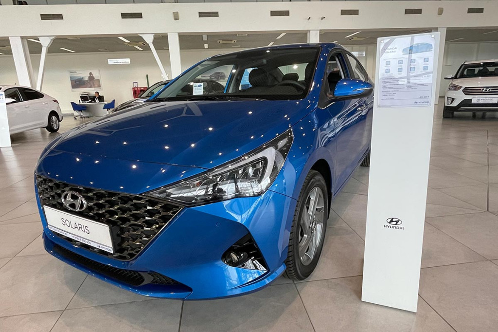 Hyundai Solaris</p><p>» /><br /> Hyundai Solaris (Фото: Autonews.ru)</p><p>Корейский седан Hyundai Solaris стал самой популярной иномаркой на нашем рынке: продано 1 804 шт. (на 3 359 меньше, чем в апреле 2021 года). На нашем рынке автомобиль предлагается с 1,4-литровым двигателем мощностью 100 л.с. или с 1,6-литровым агрегатом, развивающим 123 силы. Трансмиссии — шестиступенчатая механика или автомат.</p><p>На официальном сайте Hyundai минимальная цена на машину составляет 1 408 000 руб. В трех столичных торговых компаниях нам отказались продавать машину дешевле 1 600 000 руб.</p><h2><span class=
