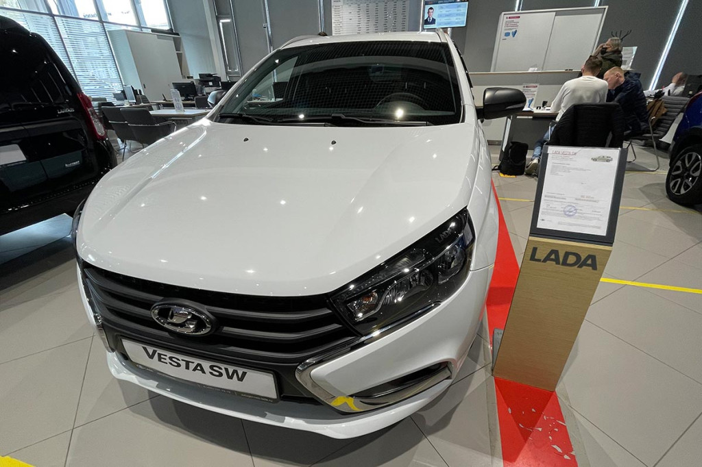 Lada Vesta</p><p>» /><br /> Lada Vesta (Фото: Autonews.ru)</p><p>На втором месте в рейтинге популярности — Lada Vesta. В апреле этот автомобиль разошелся тиражом в 1 977 штук. К примеру, в за тот же период прошлого года свой выбор на этой машине остановили 11 178 клиентов.</p><p>Семейство «Веста» включает седан и универсал, у которых также есть «высокие» модификации Cross. Автомобили оснащают 1,6-литровыми двигателями мощностью 106 и 113 л.с., а также 122-сильным мотором 1,8 л. Агрегаты работают вместе с пятиступенчатой механикой или вариатором. Кроме того, у модели есть модификация Sport, она получила 145-сильный 1,8-литровый мотор.</p><p>На официальном сайте АвтоВАЗа рекомендуемая цена на Vesta — минимум 1 121 000 руб. С учетом дилерской наценки к этой сумме стоит прибавить сразу несколько сотен тысяч рублей.</p><h2><span class=