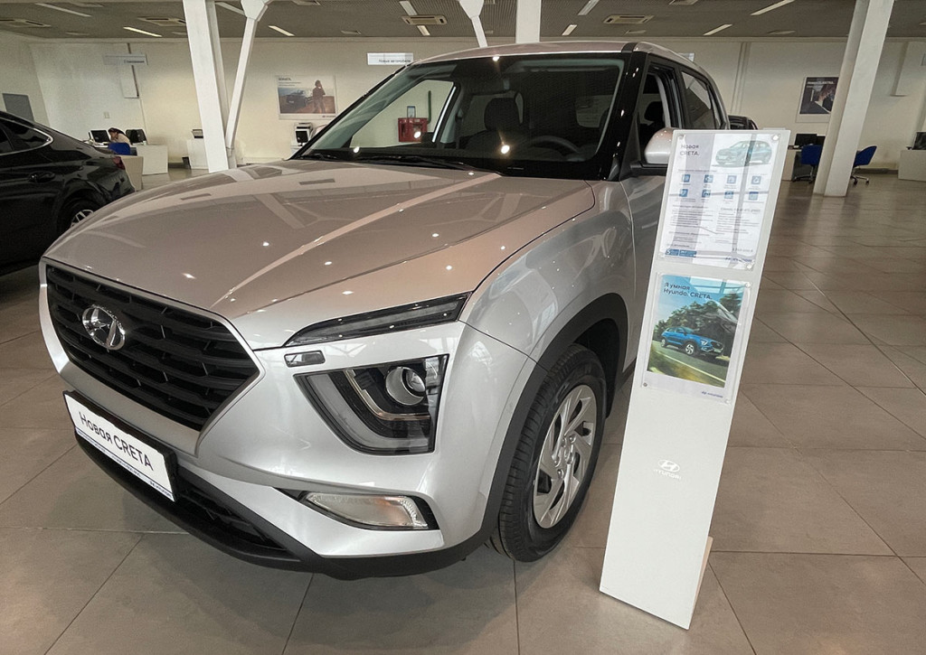 Hyundai Creta</p> <p>»/><br/> Hyundai Creta (Фото: Autonews.ru)</p> <p>Самый популярный кроссовер в России Hyundai Creta в начальной комплектации Prime с 1,6-литровым двигателем, передним приводом и автоматом нам найти не удалось. Автомобиль оказался в наличии лишь в комплектации Classic за 2 300 000 руб. Причем месяц назад такой же Hyundai Creta стоил 2 500 000 — 2 700 000 руб. Назвать причину падения цен на машину сотрудник дилерского не смог. «Машин в наличии у нас осталось очень мало. Как я знаю производство на заводе в Санкт-Петербурге ведется, но объемы видимо снизились (официального подтверждения этой информации нет). Поставка новых Hyundai Creta скоро ожидается, но цены будут уже выше», — рассказал менеджер торговой компании.</p> <h2><span class=