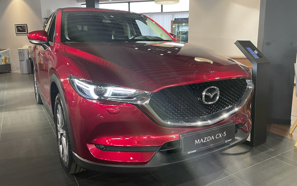 Mazda CX-5</p><p>» /><br /> Mazda CX-5 (Фото: Autonews.ru)</p><p>В России Mazda CX-5 доступен с бензиновыми двигателями объемом 2 и 2,5 л (150 и 192 л.с. соответственно). На данный момент компания из-за нехватки запчастей пока не может восстановить работу завода во Владивостоке, но запас машин у дилеров еще есть.</p><p>Переднеприводный автомобиль с 2-литровым мотором и «автоматом» в одном из автосалонов оценили в 3,1 млн руб. При этом сотрудник торговой компании уверял, что это хорошая цена на машину с учетом действующей акции.</p><h2><span class=