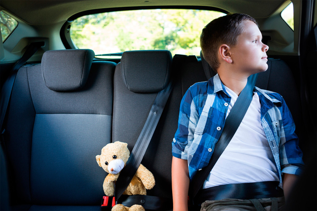 Дети в возрасте от 7 до 11 лет включительно уже могут ездит на заднем ряду без автокресла и бустера, но с использованием ремней безопасности.</p>
<p>» /></p>
<p>Дети в возрасте от 7 до 11 лет включительно уже могут ездит на заднем ряду без автокресла и бустера, но с использованием ремней безопасности. (Фото: Shutterstock)</p>
<p>Существует также одно исключение, которое касается детей до 12 лет ростом выше 150 см и весом более 36 кг. Таким детям можно ездить сзади без удерживающий устройств, со стандартными ремнями безопасности в силу их физических показателей. Также запрещается перевозить детей младше 12 лет на заднем сиденье мотоцикла. А с 12 лет ребенок точно может ездить без вспомогательных устройств, используя только автомобильные ремни безопасности — как сзади, так и спереди.</p>
<h2><span class=