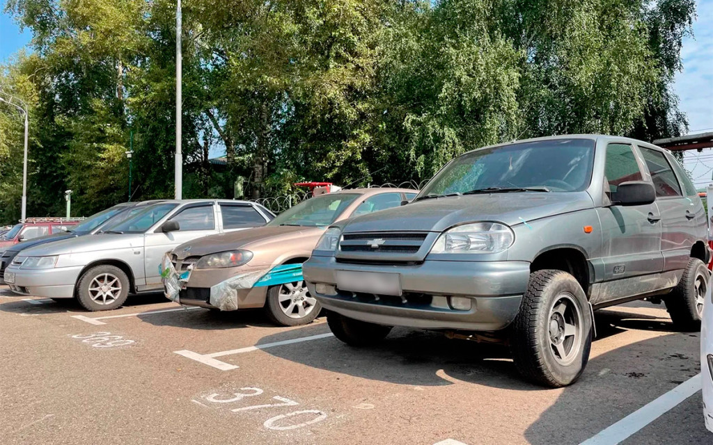 <p>Вперемешку с премиальными автомобилями погнившие Daewoo, древние Niva Chevrolet, средненькие Volkswagen и Kia.</p>