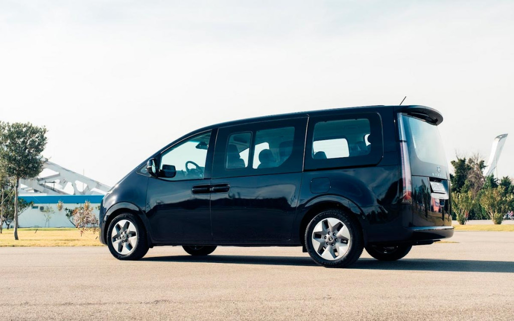 Площадь остекления Hyundai Staria впечатляет. Сидишь, будто в аквариуме. Так что обзорность — на высоте.