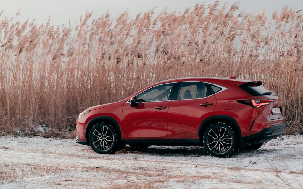 <p>Как и раньше, колесная база до миллиметра совпадает с актуальным RAV4. Если же сравнивать с NX прошлого поколения, то она выросла на 30 мм. На 20 увеличилась общая длина, а в высоту кроссовер прибавил символические 5 миллиметров.</p>