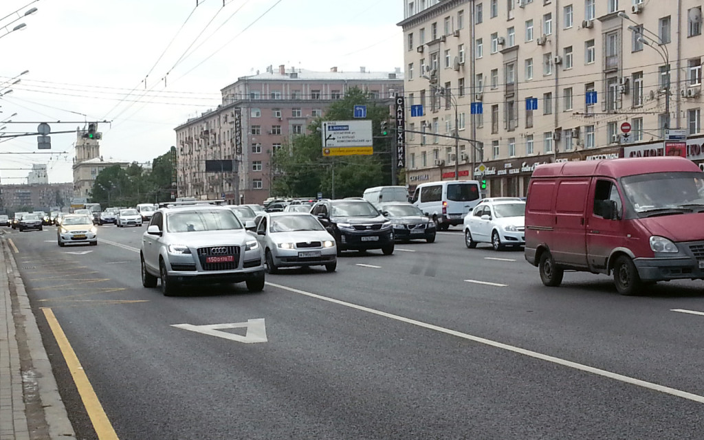 <p>У водителей, которые едут с нарушением ПДД нет преимущественного права движения.</p>