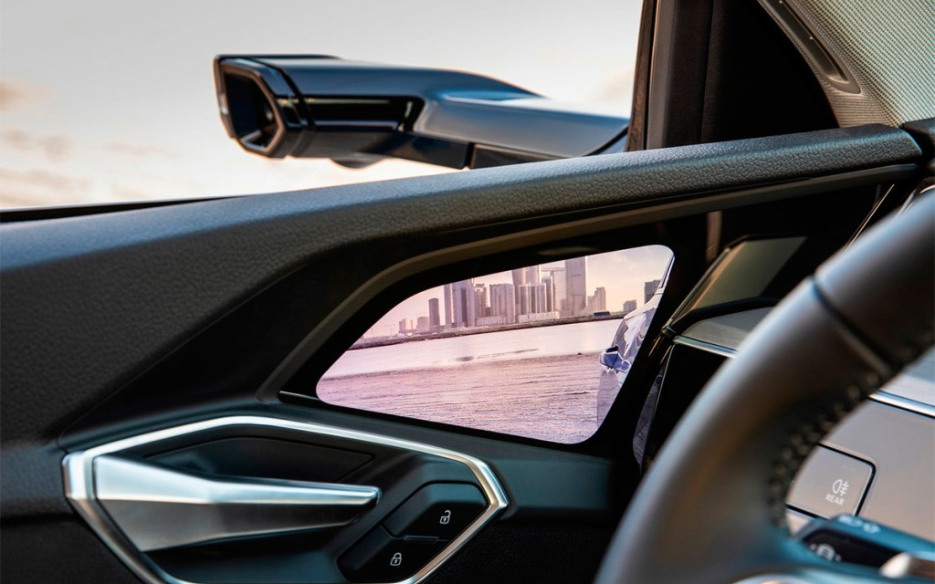 <p>На Audi e-tron вместо классических внешних зеркал установлены небольшие камеры.</p>