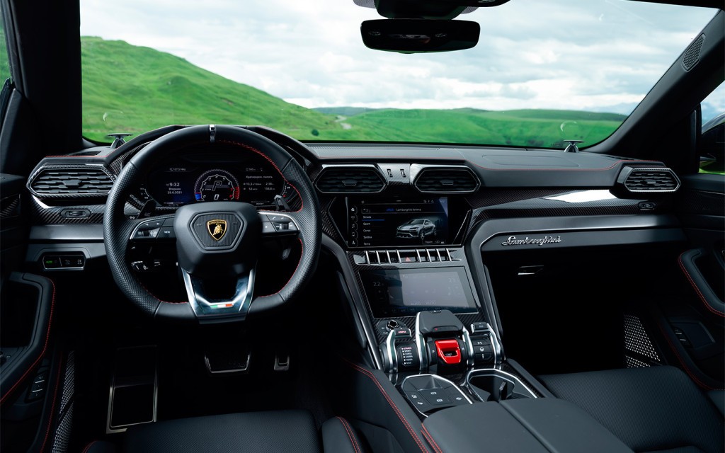 Салон Lamborghini Urus отличается не только высококачественной отделкой из дорогой кожи и углеволокна &ndash; его можно заказать практически в любых цветах, чтобы интерьер лучше гармонировал с оттенком кузова.