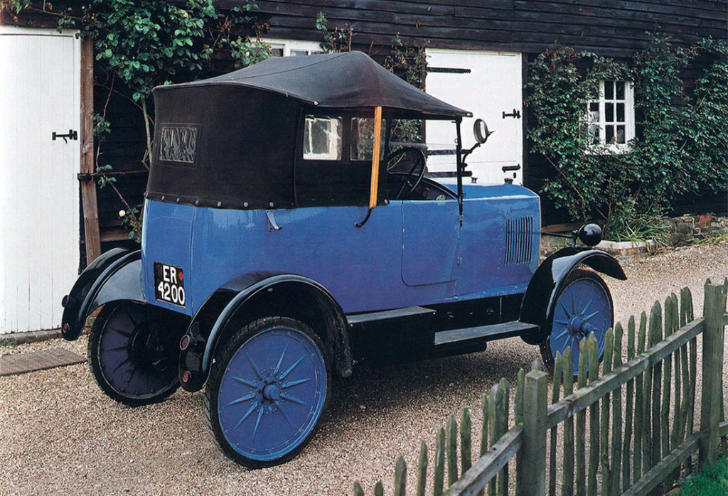 Trojan Utility Car</p><p>» /></p><p>Производство стартовало в 1922 году. Тогда Trojan предлагали по цене в 230 фунтов стерлингов — на сегодняшние деньги это около 14 тысяч фунтов или 1,9 миллиона рублей по текущему курсу. Но в 1925 году до Соединенного Королевства добрался Ford T, и цену пришлось снизить вдвое — чтобы получилось меньше, чем у заокеанского конкурента.</p><p>Правда, это уже не спасло: если детище Генри Форда было дешевым благодаря революционным методам производства, оставаясь полноценным автомобилем, то вариант Trojan вряд ли выходил за рамки пусть очень оригинальной, но все же неконкурентоспособной поделки.</p><h2><span class=