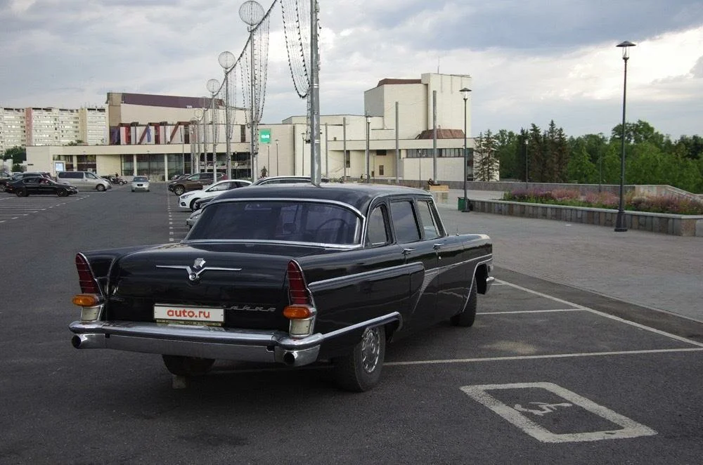 Автомобиль ГАЗ-13 &laquo;Чайка&raquo; из Кремлевского гаража продается вместе с мотоциклом сопровождения за 8 млн рублей