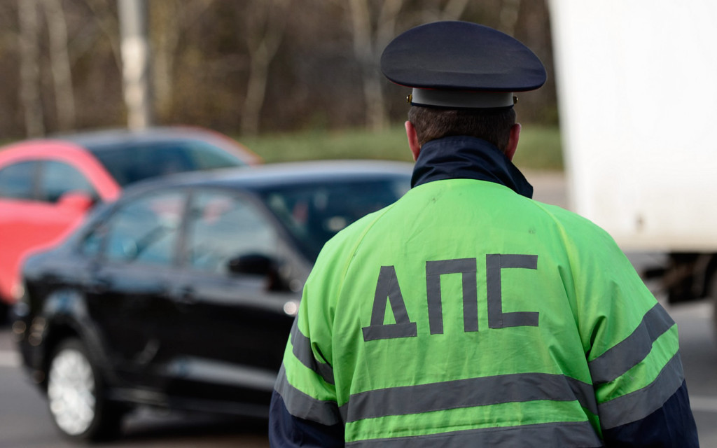 За повторную езду без страховки автомобилиста могут оштрафовать на сумму от 2 до 4 тысяч рублей или отправить под арест сроком до 15 суток