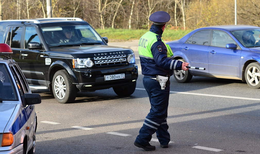 Досмотр автомобиля сотрудником полиции