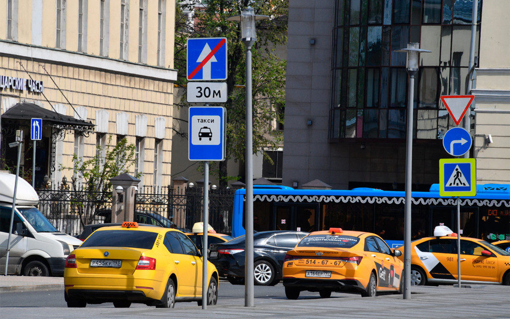 <p>Штраф за парковку под синим знаком тоже есть, но он составляет всего 1500 рублей.</p>