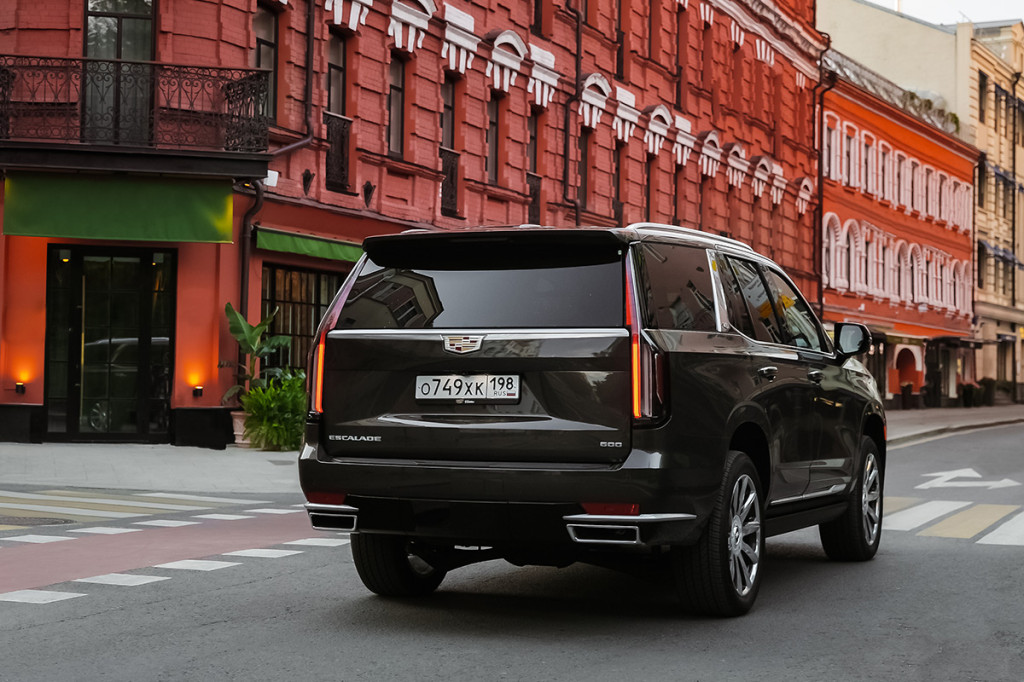 Новый Escalade сохранил угловатую форму — привыкнуть к габаритам, несмотря на нескромные размеры, можно очень быстро.
