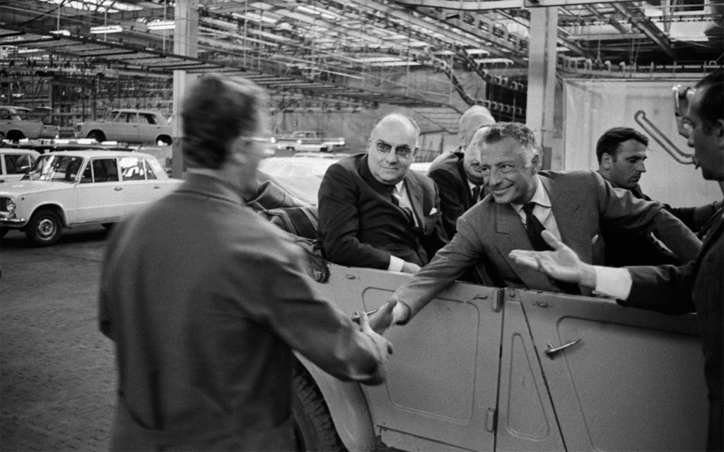 <p>Тольятти. 16 июня 1970&nbsp;г. Президент итальянской фирмы &laquo;Фиат&raquo; Джованни Аньелли (справа на втором плане) во время посещения Волжского автомобильного завода.</p>