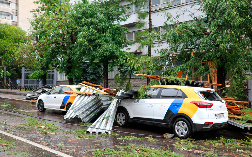 <p>На улице Правды из-за дождя и порывистого ветра на автомобили каршеринга упала часть крыши соседнего здания.</p>
