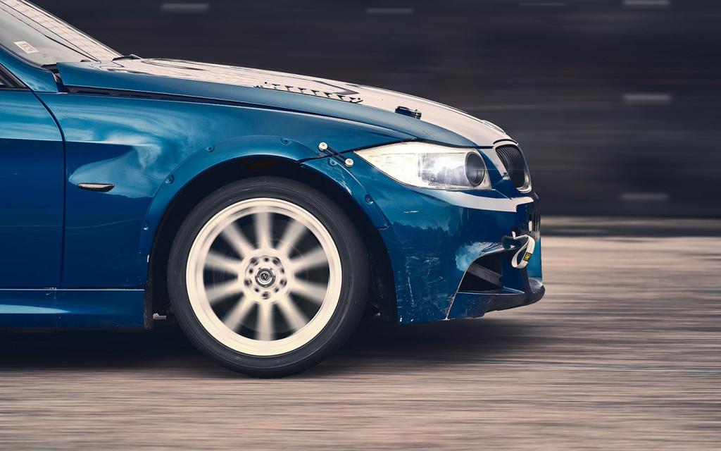 При торможении двигателем стоп-сигналы автомобиля не загораются.