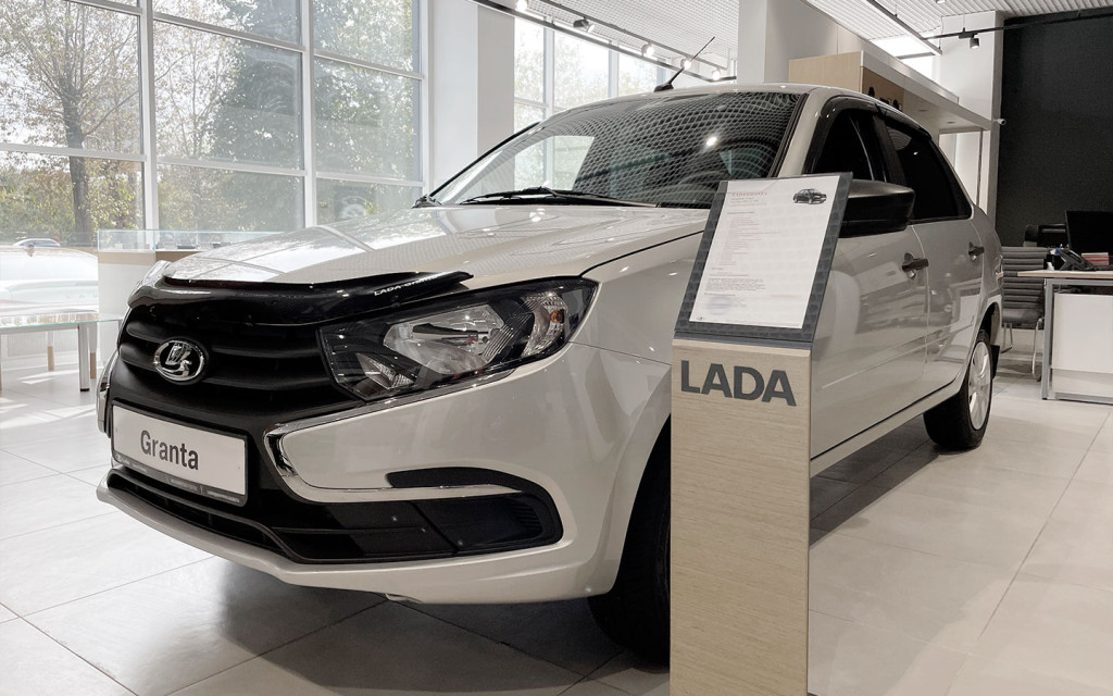 Lada Granta</p><p>» /><br /> Lada Granta (Фото: Autonews.ru)</p><ul><li>Продано в 2022 году: 95 879 шт.</li><li>Цена на официальном сайте: 678 300 руб.</li></ul><p>Самым популярным автомобилем в минувшем году стала Lada Granta. Сейчас у дилеров можно купить антикризисную модификацию этой модели без ABS и с механической коробкой передач. «Гранта» оборудована 1,6-литровым бензиновым мотором стандарта Евро-2, адаптированным для работы на бензине АИ-92, мощностью 90 л.c. и с механической коробкой передач. Правда, купить машину в автосалонах по рекомендованной розничной цене (РРЦ) будет достаточно проблематично. У большинства продавцов стоимость модели превышает 700 тыс. руб.</p><h2><span class=