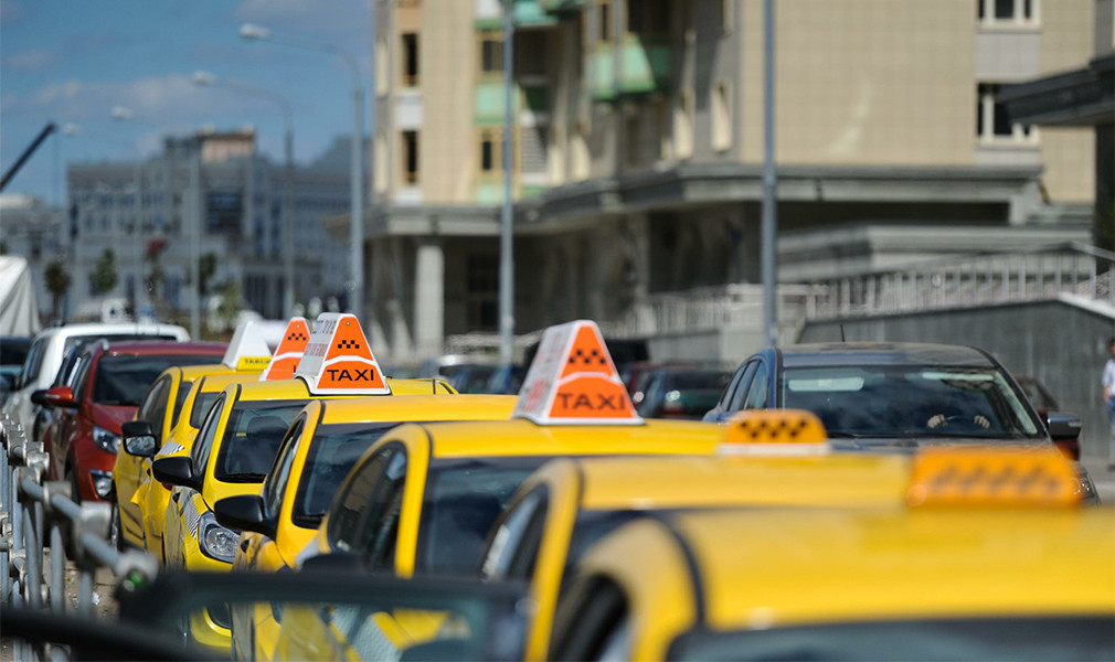 имеет ли право такси стоять на автобусной остановке