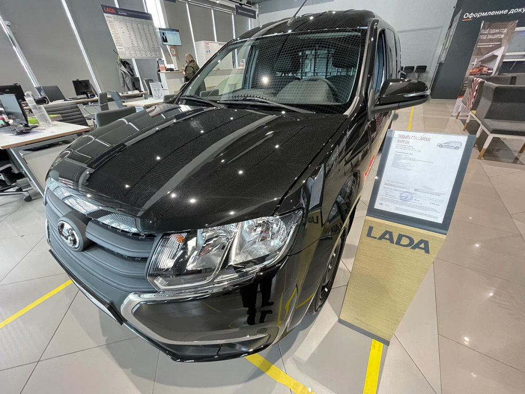 Lada Largus</p><p>» /><br /> Lada Largus (Фото: Autonews.ru)</p><p>Еще одна модель АвтоВАЗа, которая попала в топ-10 самых востребованных автомобилей в России, — универсал Lada Largus (840 проданных авто). В прошлом году АвтоВАЗ объявил о старте российских продаж обновленного семейства Lada Largus (FL), в которое входит пассажирский универсал, его вседорожная Cross-версия, а также фургон. Внешне от предшественника модель отличается передней частью кузова с X-образными элементами, радиаторной решеткой с ячеистым узором, новым капотом и оптикой в стиле седана Renault Logan второго поколения.</p><p>Стандартный Largus предлагают с 1,6-литровым 8-клапанным двигателем, развивающим 90 л.с. и 143 Нм, который заменил прежний 87-сильный агрегат. Плюс ко всему обновленный Lada Largus укомплектовали 16-клапанным 1,6-литровым агрегатом мощностью 106 л.с.</p><p>В одном из крупных столичных автосалонов пятиместные универсалы в базовой версии оказались в наличии по цене в 1 213 900 руб. Причем на официальном сайте стоимость модели оказалась выше — 1 235 900 руб.</p><h2><span class=