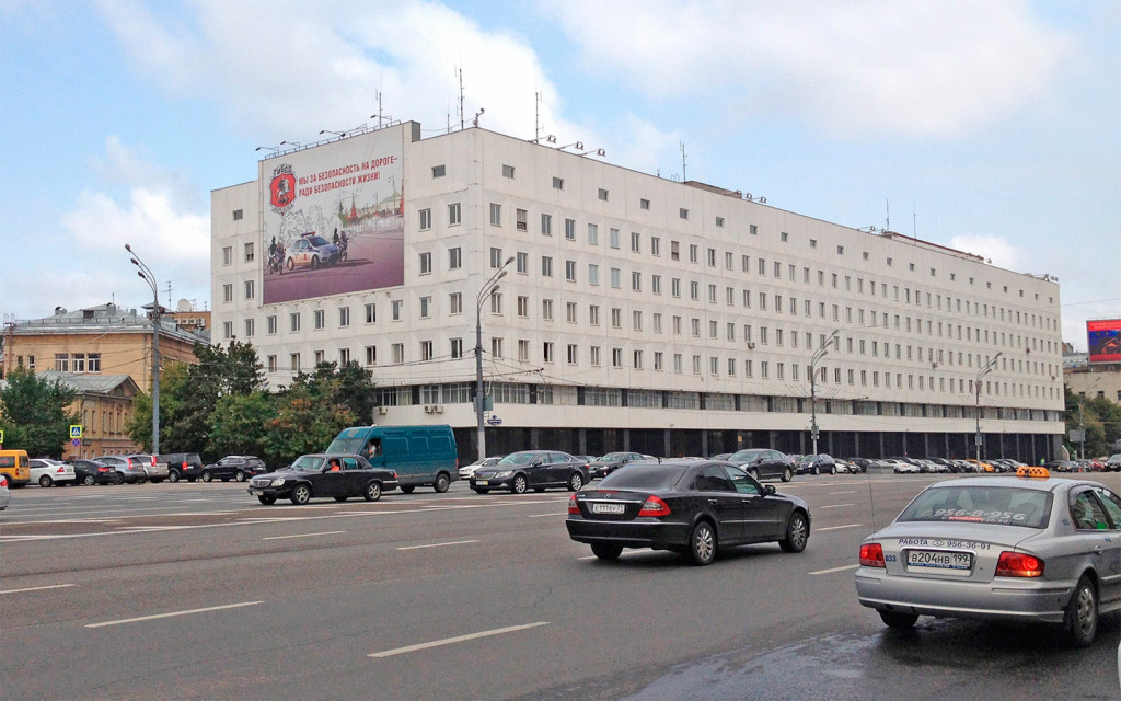 <p>«Ну, а что говорить о парковке за 380 рублей в час напротив столичного ГИБДД?», — негодует Шкуматов.</p>
