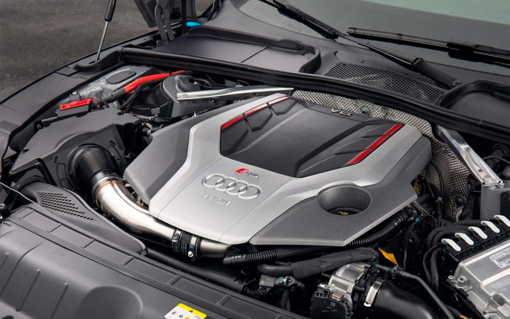 С мощностью 450 лошадиных сил Audi RS 4 и RS 5 остались самыми слабыми в своем сегменте: Mercedes-AMG и BMW M освоились за 500-сильной отметкой. Так что если вам нужна абсолютная динамика, лучше поднакопить еще и купить RS 6 нового поколения.