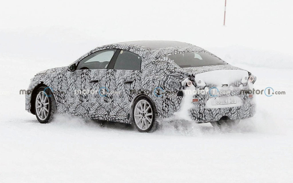 Mercedes-Benz начал тестировать новый электроседан на морозе