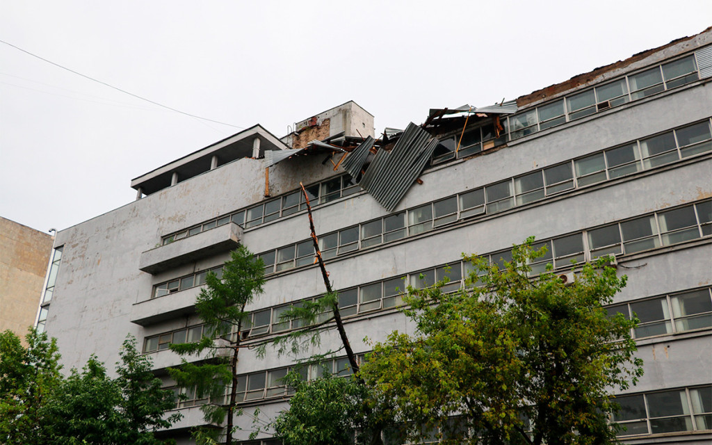 <p>Разрушенная ветром крыша здания на ул. Правды</p>