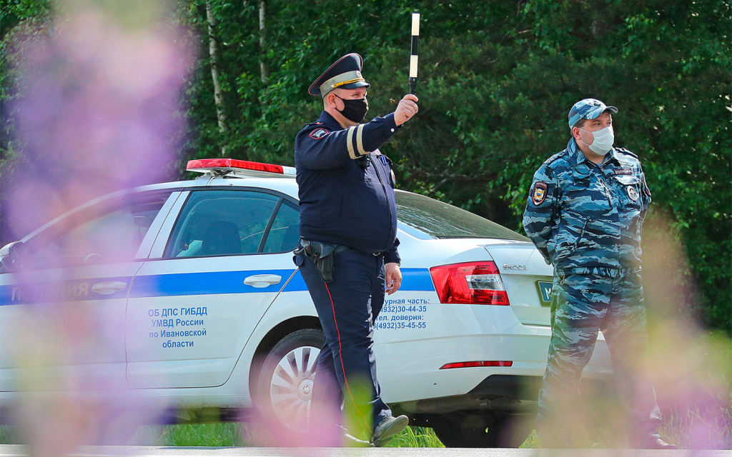 <p>Во многих регионах на границах выставлены полицейские блокпосты.</p>