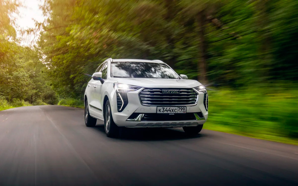 При движении накатом «робот» Haval сбрасывает передачи с небольшой нервозностью, сопровождая переключения легкими толчками. Но если научиться максимально плавно управляться с педалью газа, то эту особенность Jolion можно свести на нет.