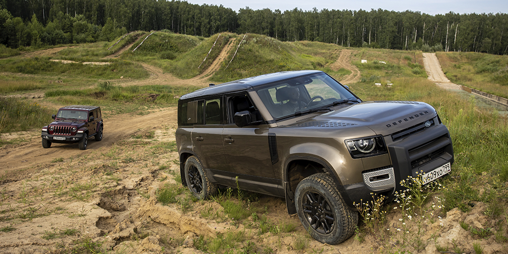 Jeep Wrangler продается в России с единственным двухлитровым турбомотором мощностью 272 л.с. и в фиксированных комплектациях, которые можно немного дооснастить опциями. Цена нашего «Рубикона» — 6 с небольшим миллионов рублей, и сильно дороже «Рэнглеры» не бывают. Тестовый Defender — с самым слабым в линейке 200-сильным дизелем, во второй «снизу» комплектации S и с набором опций примерно на 700 тысяч. Сейчас такая машина стоит чуть больше 5 миллионов, но лендроверовский конфигуратор поистине бесконечен: цену легко можно увеличить раза в полтора.
