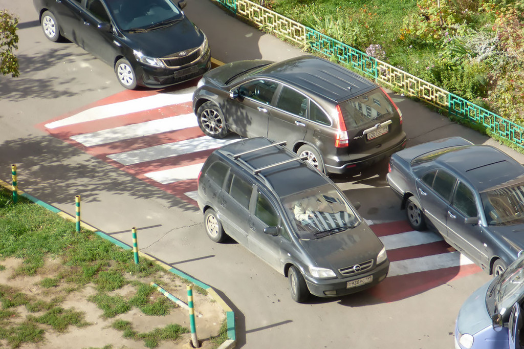 Пункт 10.2 ПДД устанавливает в жилых зонах и на дворовых территориях ограничение скорости в 20 км/ч
